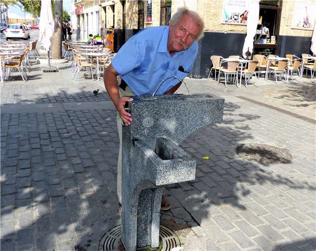Frank Bliss freut sich im spanischen Cadiz auf frisches kühles Wasser aus einem der rund 20 Trinkbrunnen der Stadt