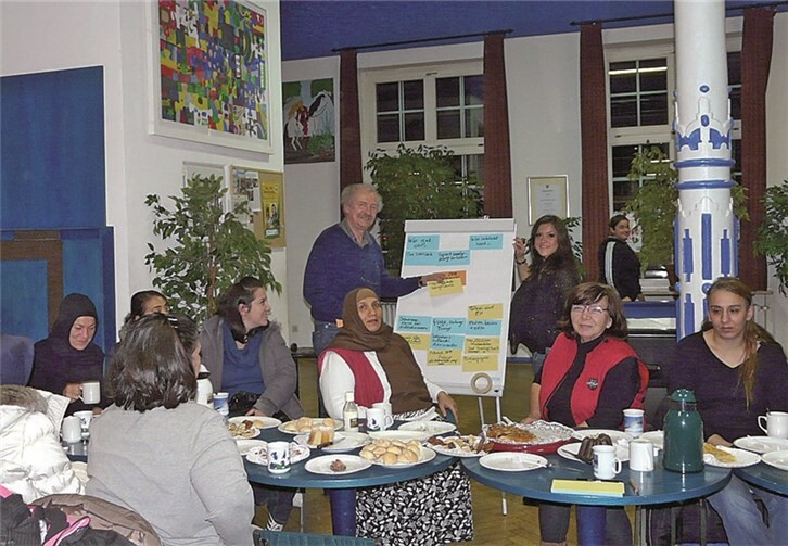 Frank Bliss und Münteha Bulut präsentieren die Ergebnisse der Diskussionsrunde. privat