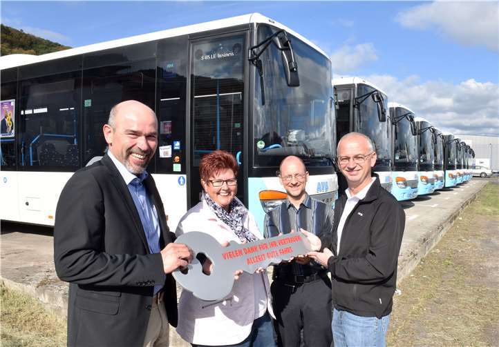 Erweitertes Angebot verbessert die Infrastruktur deutlich Frank Bodtenberg (r.), Inhaber der Ahrtal-Verkehrs-Betriebe, Guido Mombauer (l.), Vorstandsmitglied der KSK Ahrweiler, Heike Kiefel, stellvertretende Leiterin des Bereichs Firmen- und Immobilienkunden, und Kai Orth, Leiter des Firmenkunden-Centers in Ahrweiler, begutachten die 22 neuen Busse für Rhein und Ahr. Kreissparkasse Ahrweiler