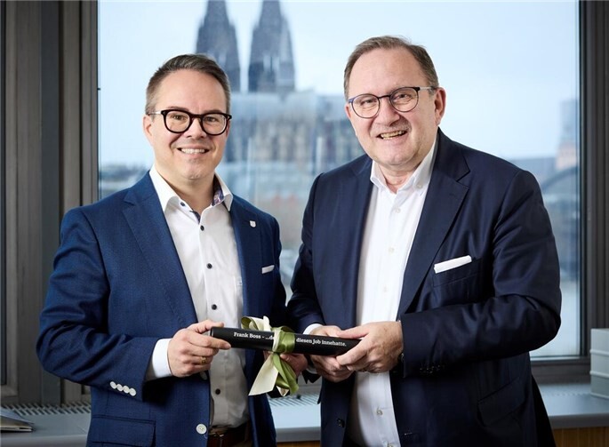 Frank Boss (links) übergibt den symbolischen Staffelstab an seinen Nachfolger Joachim Kühlwetter im Kölner LVR-Landeshaus. Foto: