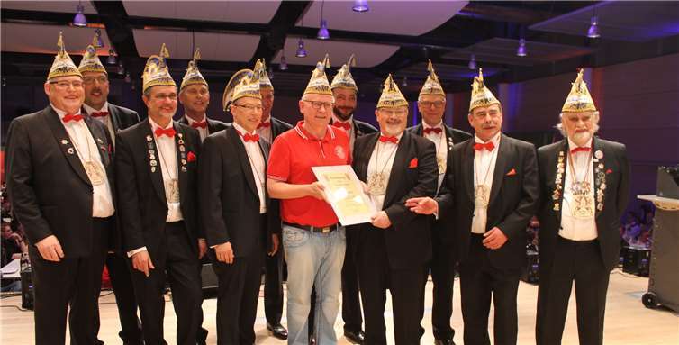 Frank Breitbach (Mitte), umrahmt von den „wissbegierigen Männern“, wurde zum neuen Studiosen ernannt. Fotos: -LP-