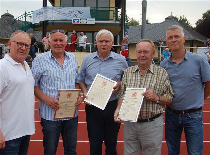 Frank Breitbach, der neue Vorsitzende des VfB Polch (l.), und sein Stellvertreter Andreas Rötering (r.) ernannten Anton Reiter (Mitte) zum Ehrenvorsitzenden sowie Werner Adam (2.v.l.) und Heinrich Klostermann zu Ehrenmitgliedern. - SK -
