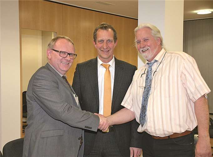 Frank Breitbach (l.) wurde vom Verbandsgemeinderat zum neuen Geschäftsführer der Netzgesellschaft Maifeld Verwaltungs GmbH bestellt. Horst Mahncke (r.) gratuliert als unterlegener Kandidat und Bürgermeister Maximilian Mumm freut sich über das faire Zeichen.