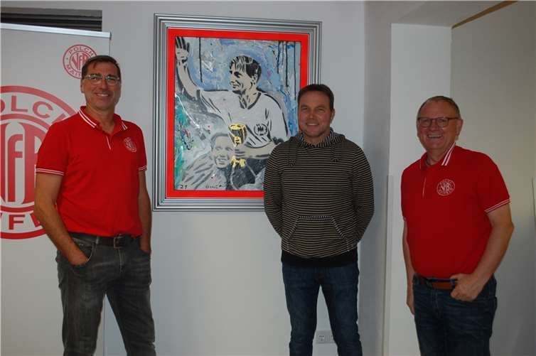 Frank Breitbach (rechts), der Vorsitzende des VfB Polch, und Vorstandsmitglied Frank Ehlers (links) mit Ingo Linz aus Kollig vor dessen unstwerk.Foto: SK