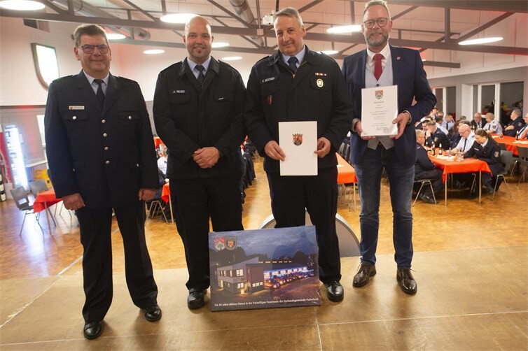 Frank Bücher wurde für 35 Jahre aktiven Dienst in der Feuerwehr geehrt.