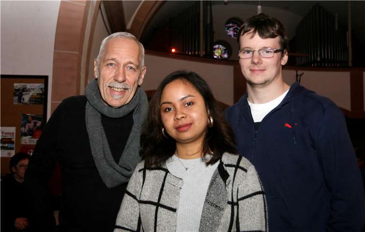 Frank Burbach (links) veranstaltete spontan ein Benefizkonzert für Mickaya, nicht nur zur Freude von Schwester Oni und deren Freund Marcel mauer.