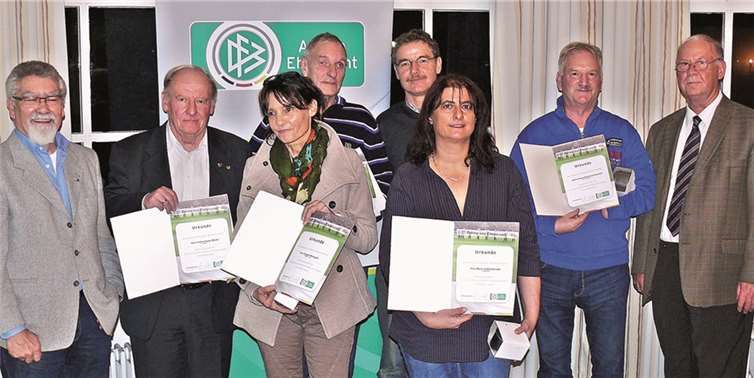 Frank Dirschus (2.v.r.) und Georg Christ (4.v.r.) nach der Urkundenverleihung beim Fußballverband Rheinland. privat