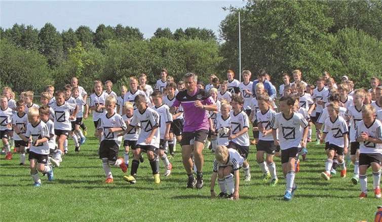 Frank Elser vermittelt den Kindern die Kunst des Fussballspieles. Privat