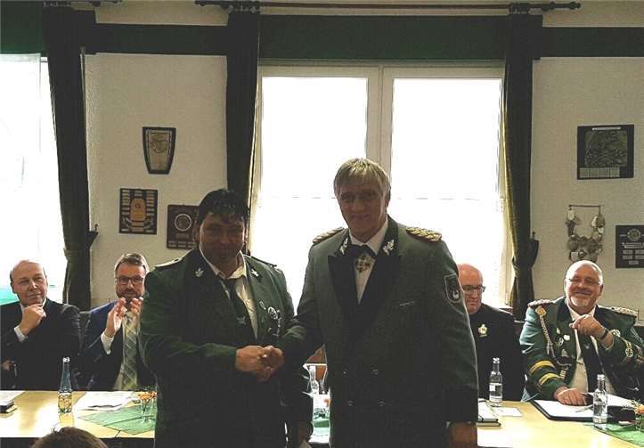 Frank Esper (li.) wurde durch Bundesmeister Norbert Steffens das silberne Verdienstkreuz verliehen. privat