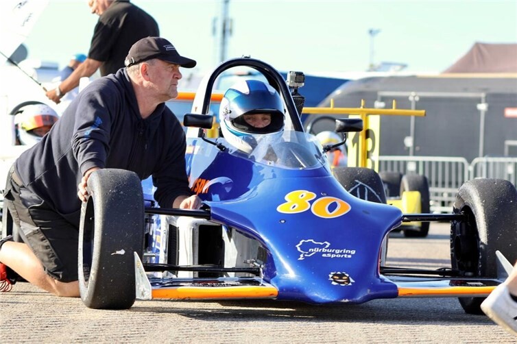 Frank Färber gibt letzte Tipps an Simone Busch die in diesem Jahr startet in der internationalen Historic Monoposto Racing Serie – mit ihrem Formel Ford 2000 an den Start gehen wird.