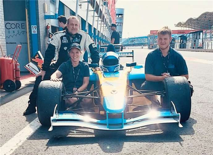Frank Färber startet mit spektakulärem Debüt Frank Färber mit Team Managerin Simone Busch und Noel Krinitzky absolvierten erfolgreich den ersten Testeinsatz im Rahmen der renommierten BOSS GP Rennserie. Foto: Färber-Motorsport