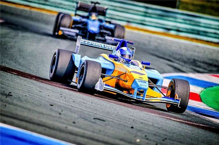 Frank Färber startet mit spektakulärem Debüt Frank Färber mit seinem Tatuus Formel Renault World Series beim Test auf dem TT Circuit Assen (NL). Foto: Copyright BOSS GP