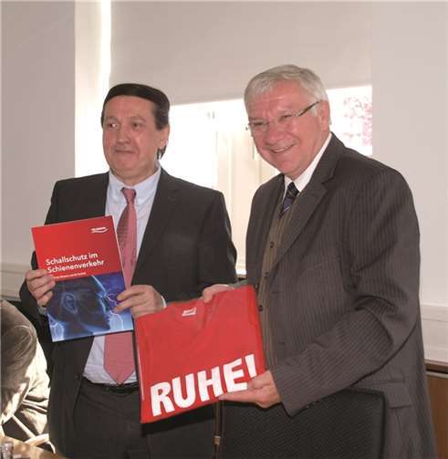 Frank Gross, Vorsitzender „Pro-Rheintal“ überreichte ein T-Shirt mit passender Aufschrift an Oberbürgermeister Joachim Hofmann-Göttig. (v.l.).