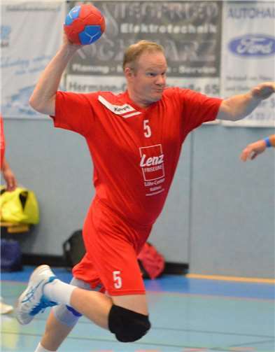 Frank Hahn beim Torwurf. privat