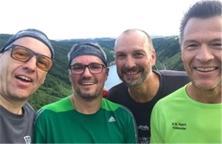 Frank Hardt, Benni Hoch, Pit Stubbe und Peter Schweda hoch über der Mosel beim Spendenlauf in Niederfell.