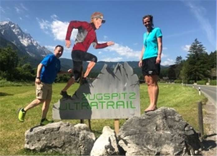 Frank Hardt und Mareike Sültz vor dem ZUT-Logo. TVU