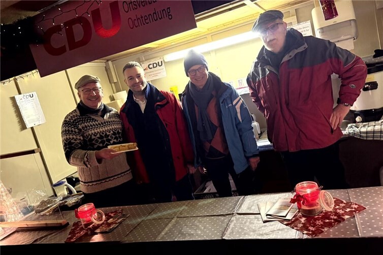 Frank Hastenteufel, CDU-Vorsitzender und Landtagsabgeordneter Torsten Welling, Georg Hollmann und Alois Oster (v. l.) im Stand der CDU Ochtendung auf dem Weihnachtsmarkt. Foto: Laura Welling