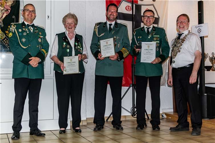 Frank Heidgen wird nach einem spannenden Wettkampf zum Schützenkönig von Leubsdorf gekrönt, an seiner Seite Königin Ulrike. Foto: Albert Lehmann
