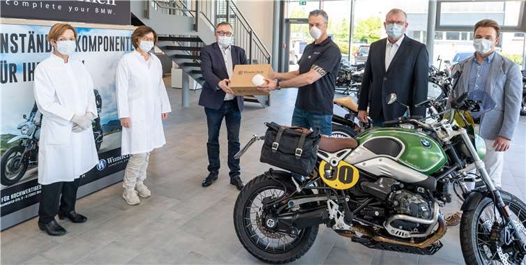 Frank Hoffmann, Geschäftsführer der Wunderlich GmbH (4.v.l.), überreicht Landrat Dr. Jürgen Pföhler (3.v.l.) ein Paket der gespendeten Mund-Nasen-Masken im Beisein von Bürgermeister Achim Juchem (2.v.r.), den Amtsärztinnen Dr. Barbara Spengler (1.v.l.) und Marianne Petzke (2. v.l.) und Koordinator „Corona“ Fabian Schneider (1.v.r.). Foto: Bernhard Risse. Foto: privat