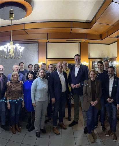 Frank Klapperich, Verbandsbürgermeisterkandidat der SPD Brohltal (7.v.r.) mit Staatsminister Alexander Schweitzer (5.v.r.), MdL Susanne Müller (4.v.r) und weiteren Besuchern der Veranstaltung. Foto: privat