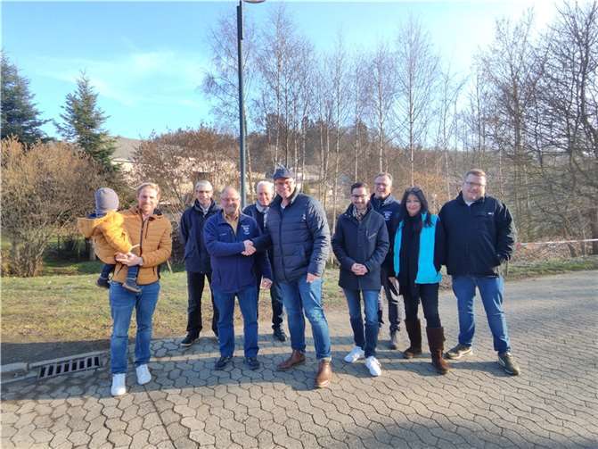 Frank Klapperich, Verbandsbürgermeisterkandidat der SPD Brohltal (5.v.l.) mit Ortsbürgermeister Karl Gundert (3.v.l). Foto: Frank Klapperich