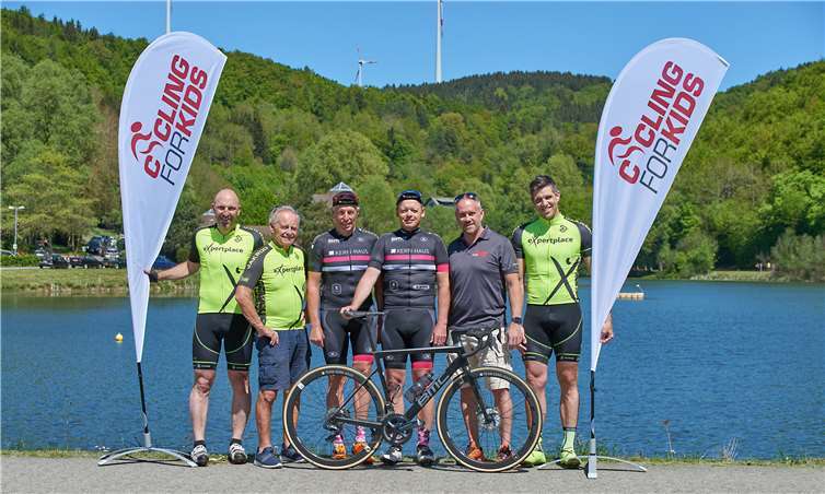 Frank Klotz, Lothar Meinert, Kurt Werheit (Teammanager Team Kern-Haus), Bernhard Sommer (Vorstandsvorsitzender Kern-Haus AG), Horst Köning, Marco Bastiaansen (v. l.)Privat