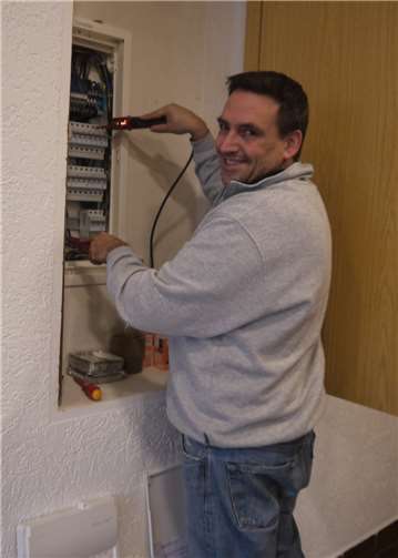 Frank Krämer, Mitarbeiter der Firma MKT Elektro GmbH aus Heimerzheim, prüft die Sicherungen im Dorfhaus Odendorf.privat