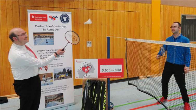 Frank Kremer, Leiter der Remagener Geschäftsstelle der KSK, im freundschaftlichen Match mit dem Kassenwart des BCR, Benedikt Voigt, anlässlich der Spendenübergabe. Foto: privat