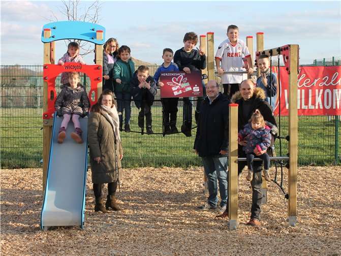 Frank Kremer, Leiter des BeratungsCenters der Kreissparkasse Ahrweiler in Remagen, überreichte die Spende an Marc Göttlicher (Vorsitzender), Carmen Ueberbach (stellv. Vorsitzende) und zahlreiche Kids des SV Kripp. Foto: privat