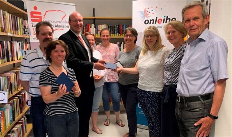 Frank Kremer, der Leiter des Beratungscenters in Remagen, übergab den vier Büchereien im Namen der Stiftung die neuen E-Reader.Foto: privat