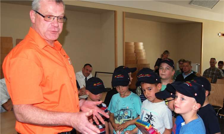 Frank Leuwer aus Hallschlag, Fachbereichsmitglied im Fachbereich Bambini-Feuerwehr beim Landesfeuerwehrverband mit Sitz in Koblenz, hatte direkt ein paar Geschenke dabei.