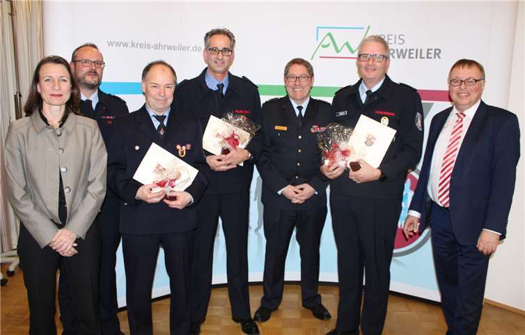 Frank Linnarz (Altenahr), Matthias Zavelberg (Kirchsahr/Bad Münstereifel) und Klaus-Werner Nietgen (Dernau; 45 Jahre) wurden mit dem Goldenen Feuerwehrehrenzeichen gewürdigt.