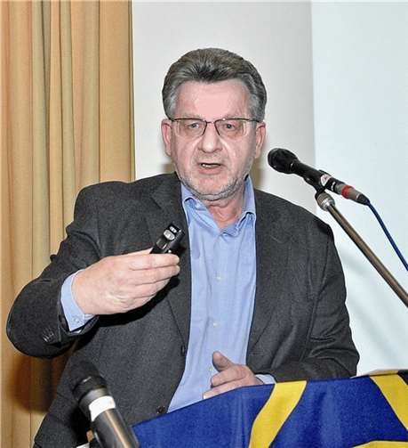 Frank Linnig erläutere den Mitgliedern erfreuliche Resulate einer Forsa-Studie.