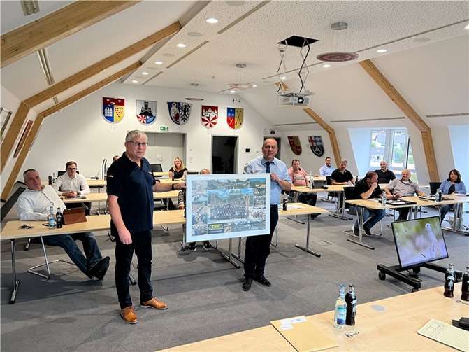 Frank Loosen mit Bürgermeister Johannes Bell (vorne v.l.n.r.) sowie den OrtsbürgermeisterInnen des Brohltal im Hintergrund.  Foto: VG Brohltal
