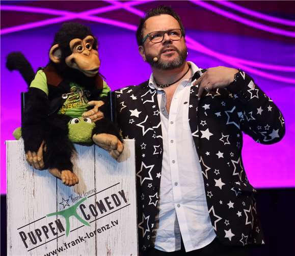 Frank Lorenz zusammen mit seinem Begleiter Affe Charly.