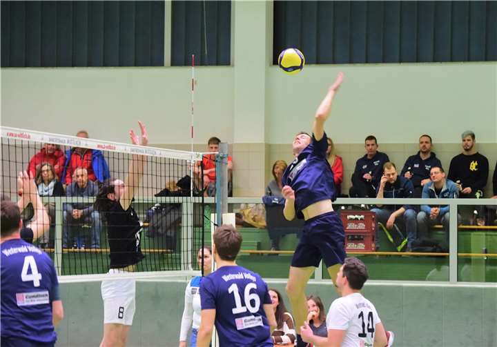 Frank Manenschijn bei einem seiner spektakulären Angriffe. Foto: ANDREAS HERGENHAHN