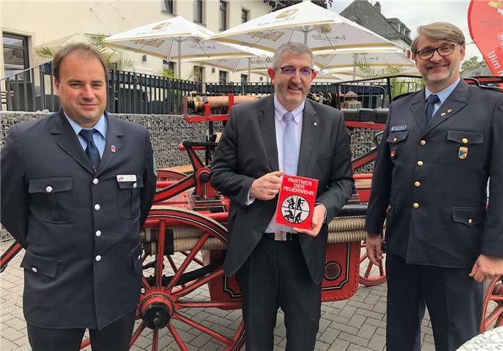 Frank Mertes, Hausoberer der Barmherzigen Brüder Saffig, nahm das Förderschild des Landesfeuerwehrverbandes entgegen. Damit wurde die Einrichtung für ihr besonderes Engagement bei der Freistellung von Mitarbeitenden für den Feuerwehrdienst ausgezeichnet. Foto: privat