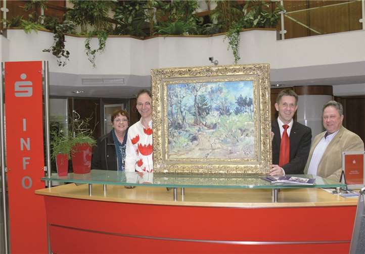 Frank Michels präsentiert im Beisein von Rudi Mattar (Steib-Galerie), Herbert Budweg (Germania) und Ulrike Suppes („Blick aktuell“) das neue Steib-Gemälde. TE