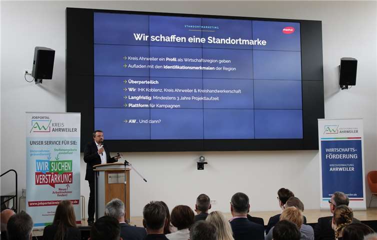 Frank Mies (Firma „Shapefruit“) stellte die neue Standortkampagne ausführlich vor. Fotos: -DU-