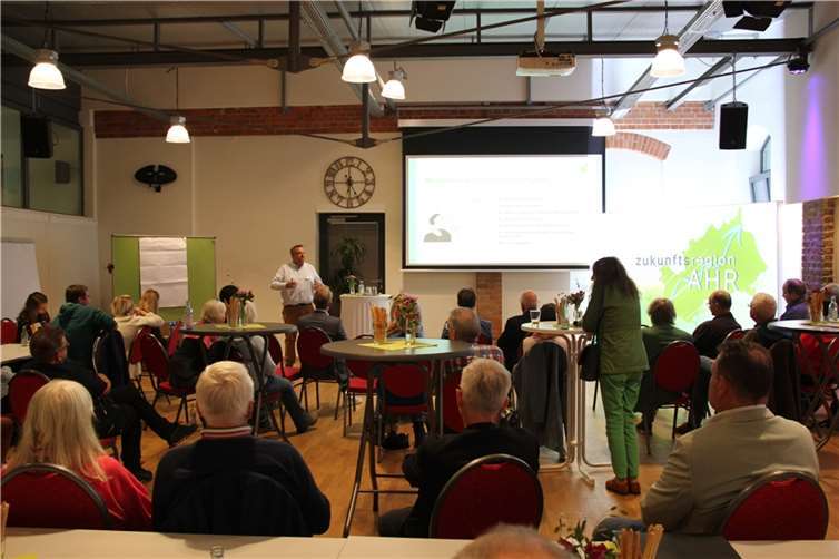 Beim Thema Flutmuseum überwiegen Skepsis und „Nein“ Frank Mies (hinten) moderierte den offenen Dialog des Vereins „Zukunftsregion Ahr“ zu Dokumentation und Erinnerung. Foto: GS
