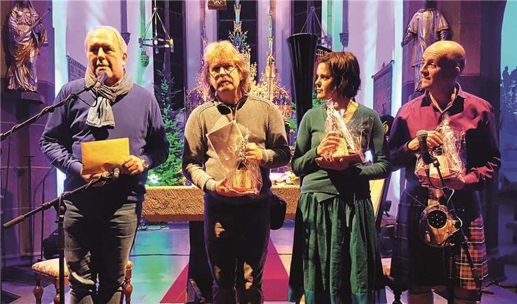 Frank Neideck (l.) bedankte sich bei den Künstlern für das außergewöhnliche Konzertund bei Frans Somers (2.v.l.) für die tolle Zusammenarbeit bei der Besetzung der Musikerfür die Mendiger Kulturreihe „Ars Vulcanica“. Fotos: FRE