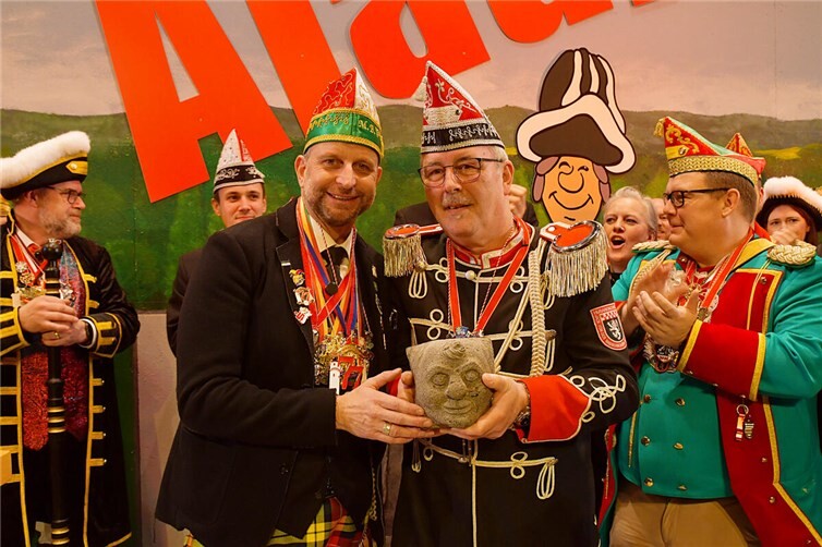 Frank Neideck (vorne rechts) erhält den Kreiswackes 2026 aus den Händen von Landrat Marko Boos (vorne links). Fotos: Kreisverwaltung Mayen-Koblenz