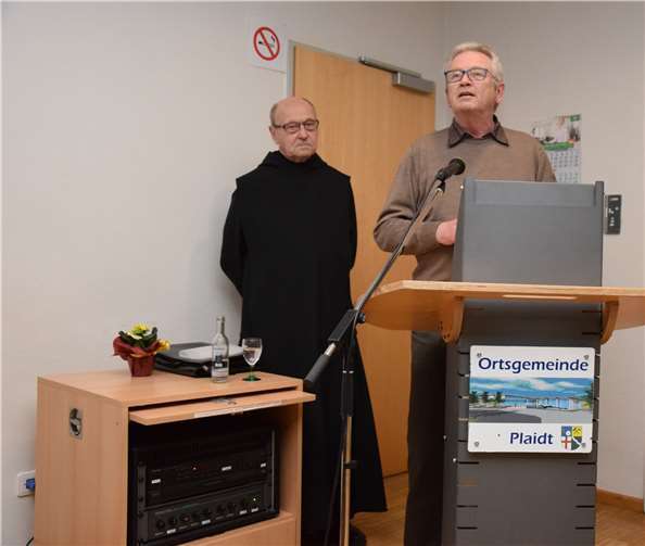 Frank Neupert begrüßt rund 50 geschichtsinteressierteGäste im Schrotteler Saal der Plaidter Hummerichhalle.