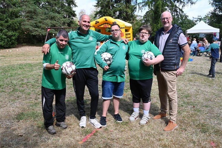 Frank Post (rechts), Vizepräsident der Special Olympics Rheinland-Pfalz, stattete dem Inklusionsteam des VfB Polch einen Besuch ab. Foto: SK