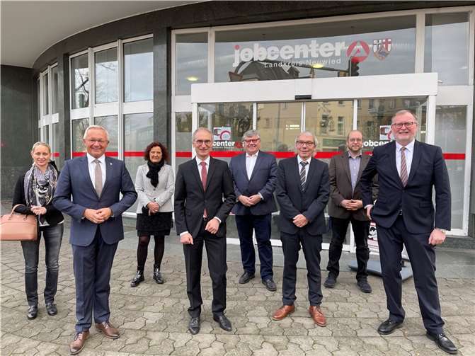 Frank Potthast (3. von rechts) tritt – begleitet von viel Lob und Dank – in den Ruhestand. Foto: Kreis Neuwied