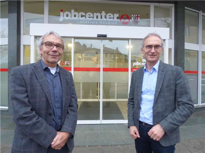 Frank Potthast (li.) und Geschäftsführer Theo Krayer vor der Neuwieder Jobcenter.Foto: Jobcenter Neuwied/Angela Göbler