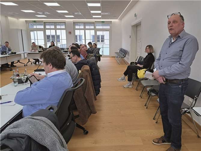 Frank Reuter vom Planungsbüro VIA in Köln–rechts- erläuterte die mit seiner Kollegin Celina Hoffmann -2.v.rechts- erarbeitete Präsentation des Radverkehrskonzeptes für die Stadt Mendig.  Foto: FRE