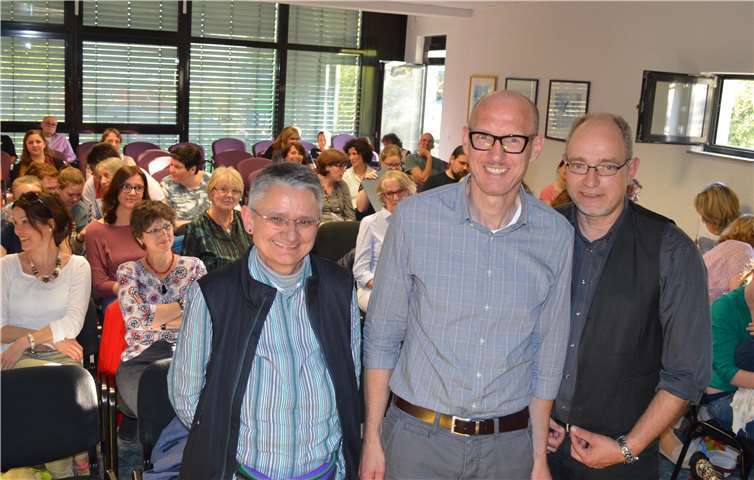 Frank Schallenberg ( Mitte) informierte im Neuwieder HTZ rund um das Thema Medienerziehung. Dr. Ingrid Degen, Ärztliche Leiterin des HTZ (links) und Dr. Ulrich Kettler, Psychiatriekoordinator des Kreises Neuwied, (rechts).privat