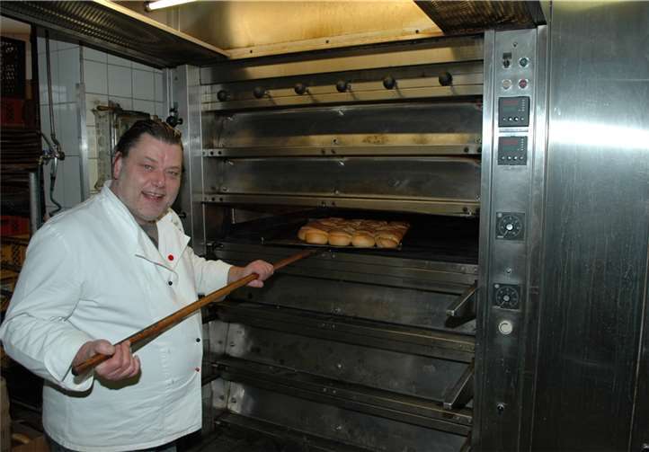 Frank Schmickler verwendet nur noch natürliche Zutaten Frank Schmickler bäckt seine Brötchen nur noch mit natürlichen Zutaten. BL