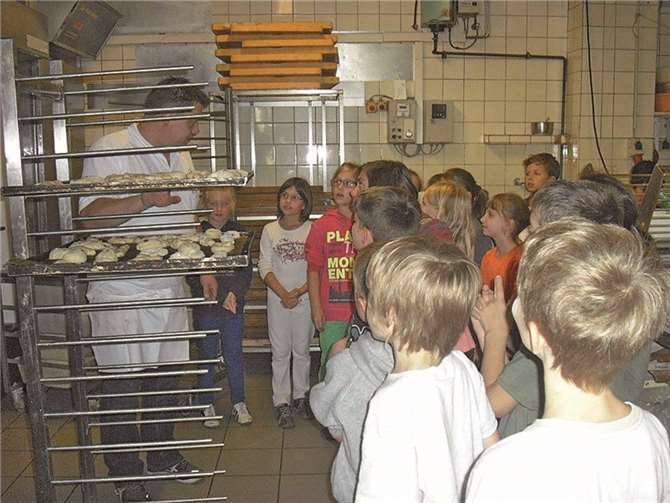Frank Schmickler beantwortete geduldig die Fragen, die sich die Kinder vorher überlegt hatten. privat